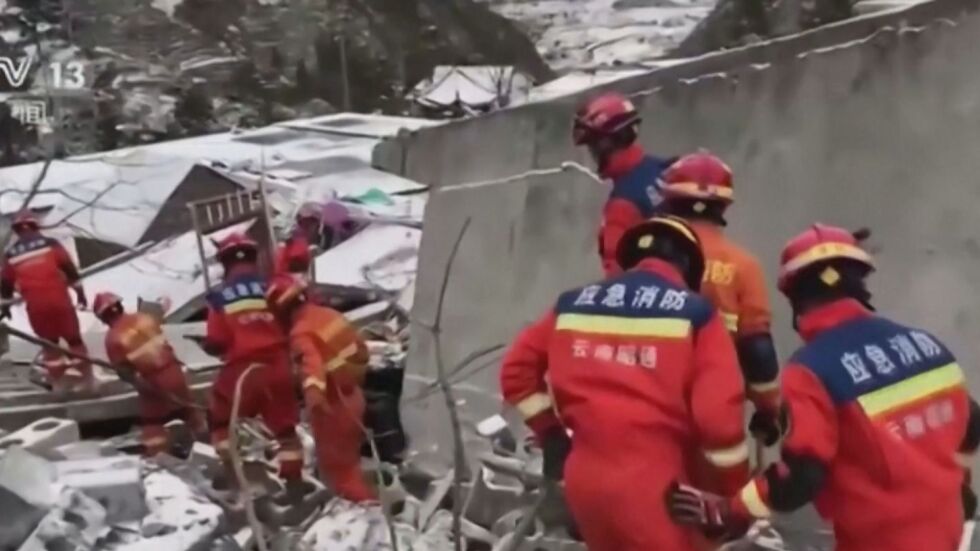 Близо 50 души са били затрупани от свлачище в Китай (ВИДЕО)
