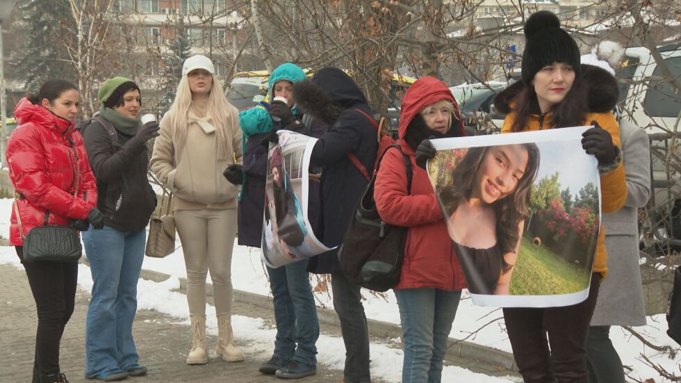 Протест пред „Пирогов“ заради случая „Даная“