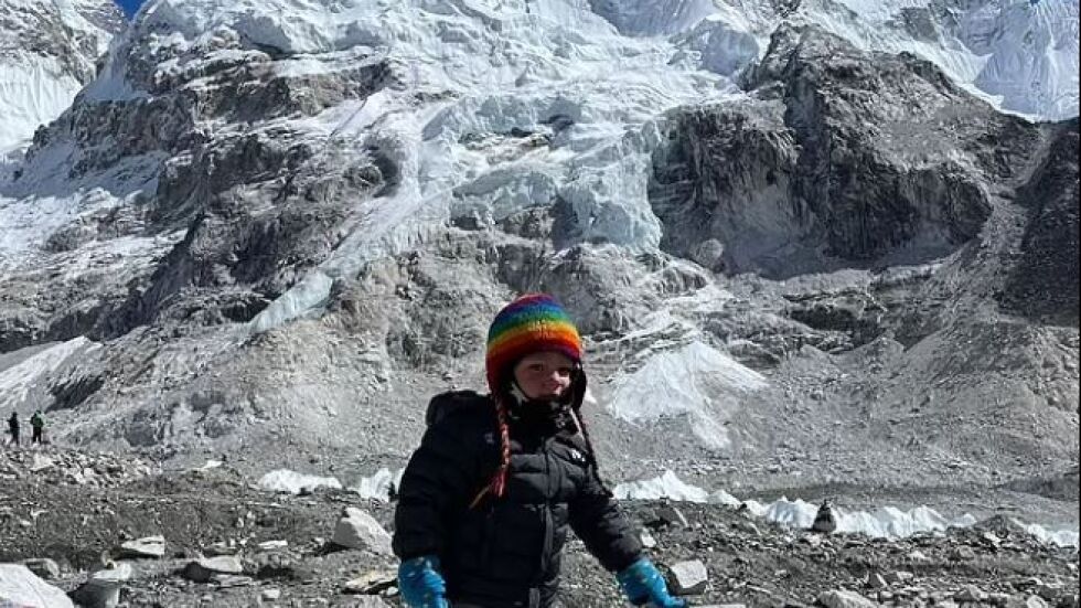  След дихателни техники и ледени бани: 2-годишно момче доближи базовия лагер на Еверест (СНИМКИ) 