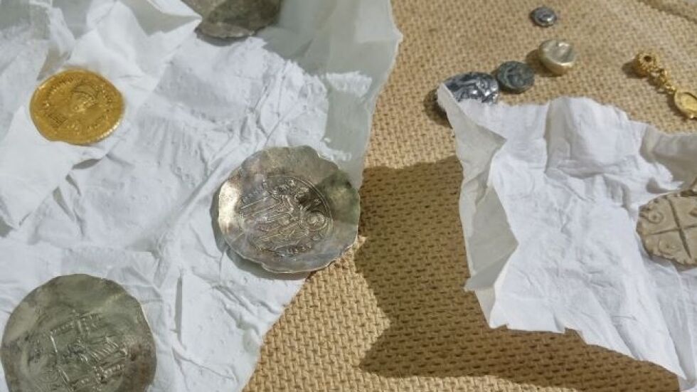 Митнически служители хванаха 21 пакета със старинни монети и артефакти (СНИМКИ)