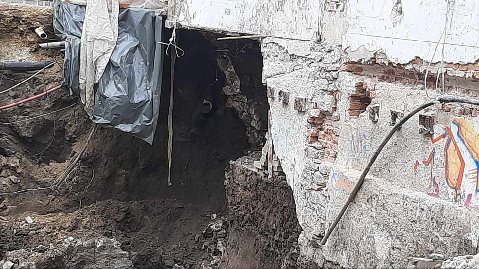 "Стената се срути": Без дом остана семейство с три деца в Пловдив заради съседен строеж (СНИМКИ)