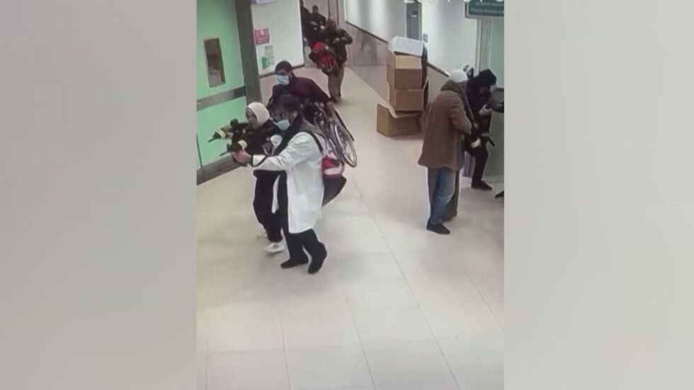 Видео показва как маскирани израелски войници нахлуват в болница на Западния бряг