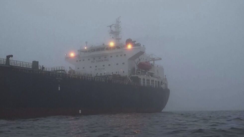  Шведски следователи са на борда на кораба „ Вежен “, бойни кораби в Балтийско море наблюдават обстановката 