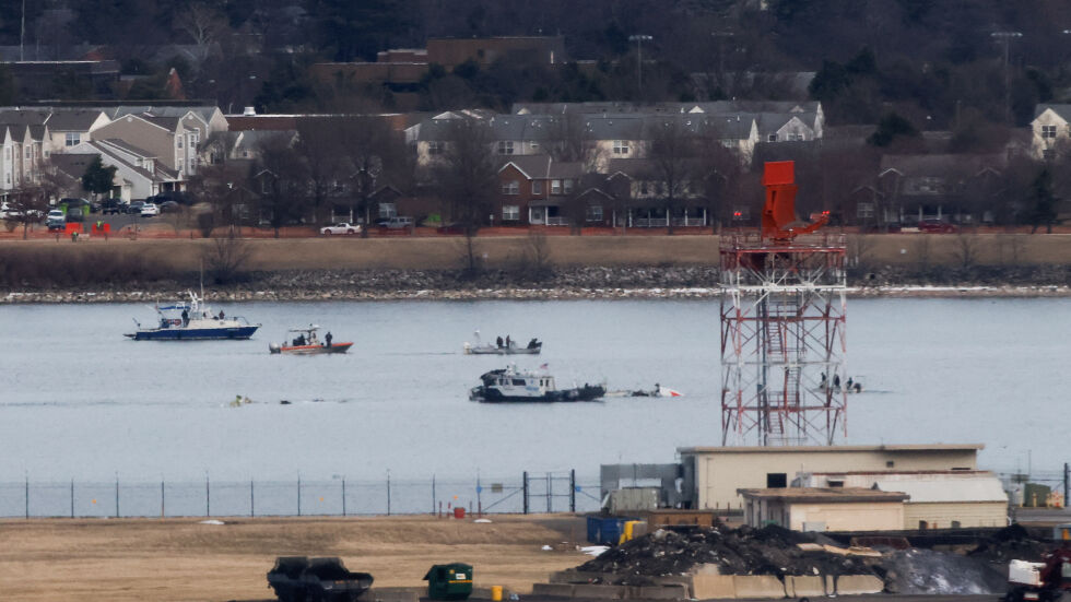  Открити са черните кутии на самолета, сблъскал се с боен хеликоптер в Съединени американски щати 