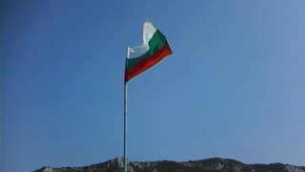 Неизвестни скъсаха български флагове в Киев, объркали ги с руски 