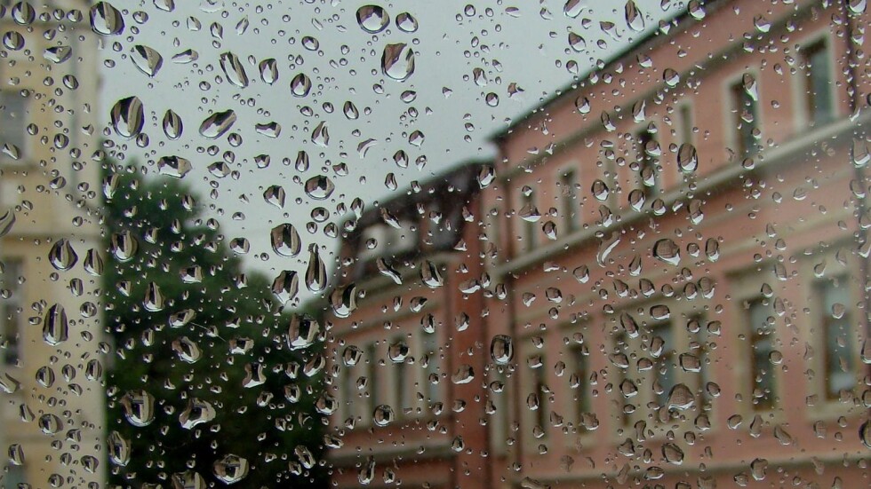 Дъжд с гръмотевици над София - възможни са и градушки в Западна България