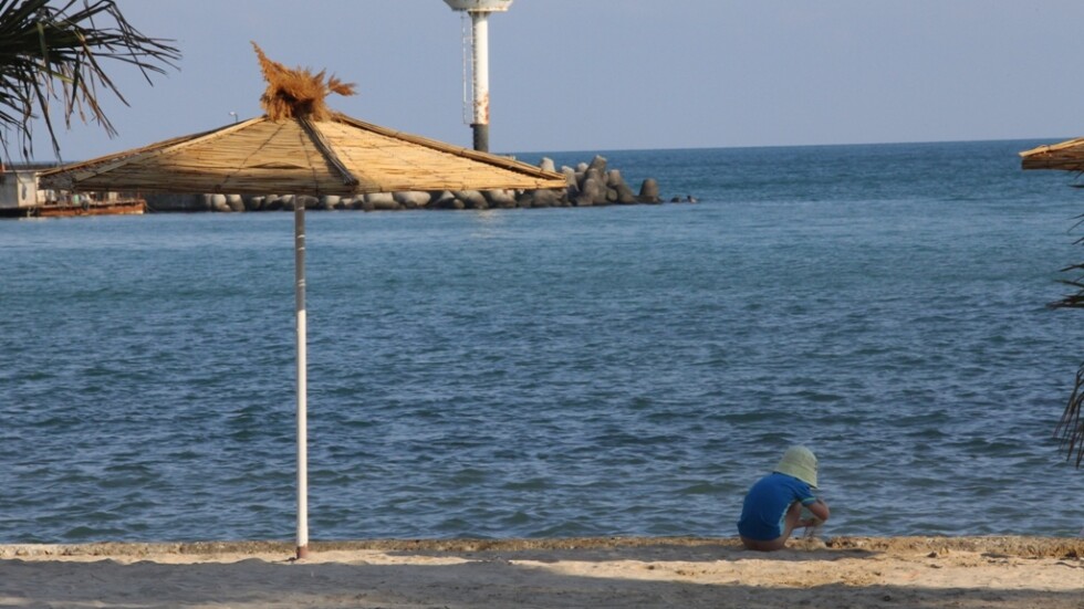 Цената на сянката: Колко струва наемането на чадър по курортите около Варна и Бургас?