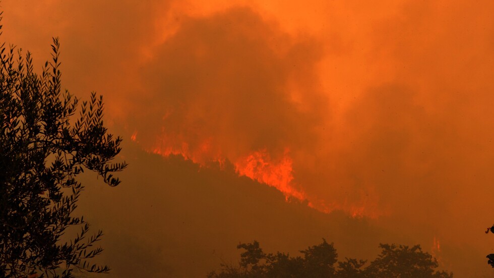 Продължава борбата с горските пожари на Балканите