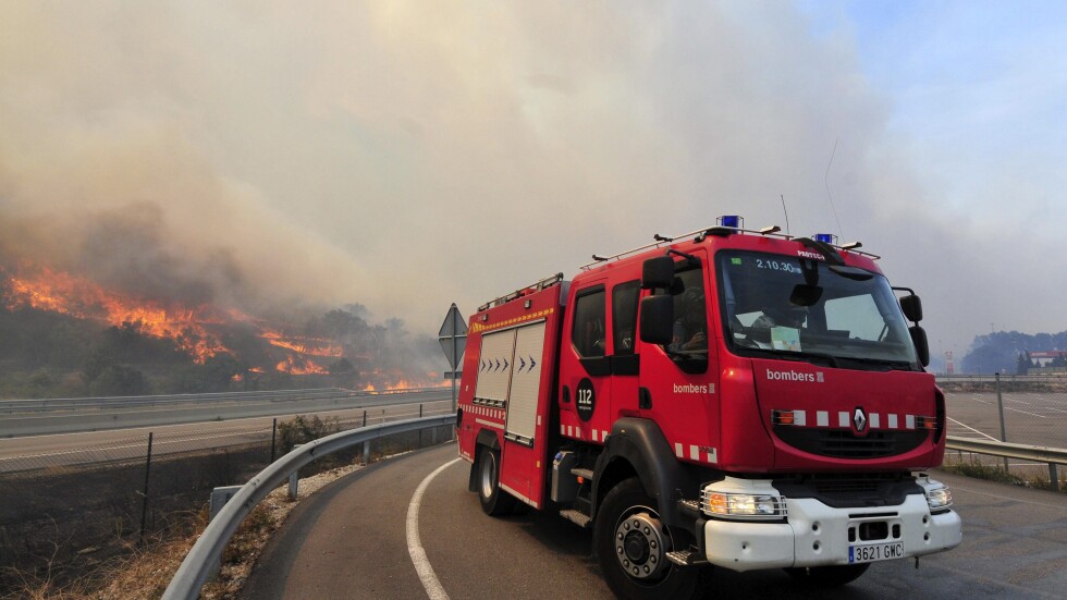 Пожарникарите в Испания се борят с първия голям пожар за годината (ВИДЕО)