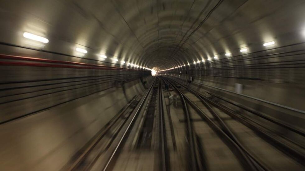  Пътник на релсите: Временно стопираха метрото на „ Лъвов мост “ 