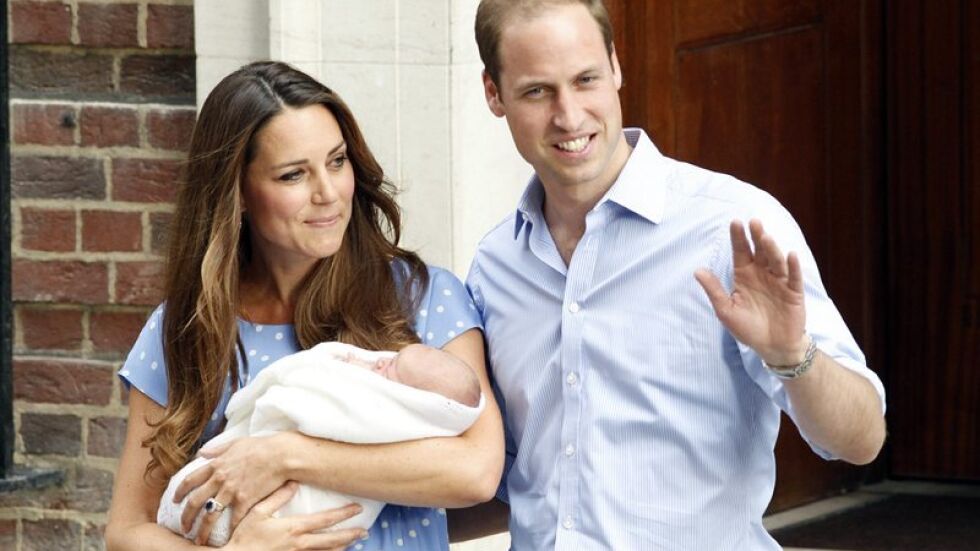 Уилям и Кейт показаха бебето принц пред болницата