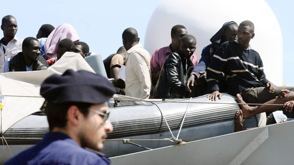 Поне 2200 мигранти са спасени във водите край Либия 