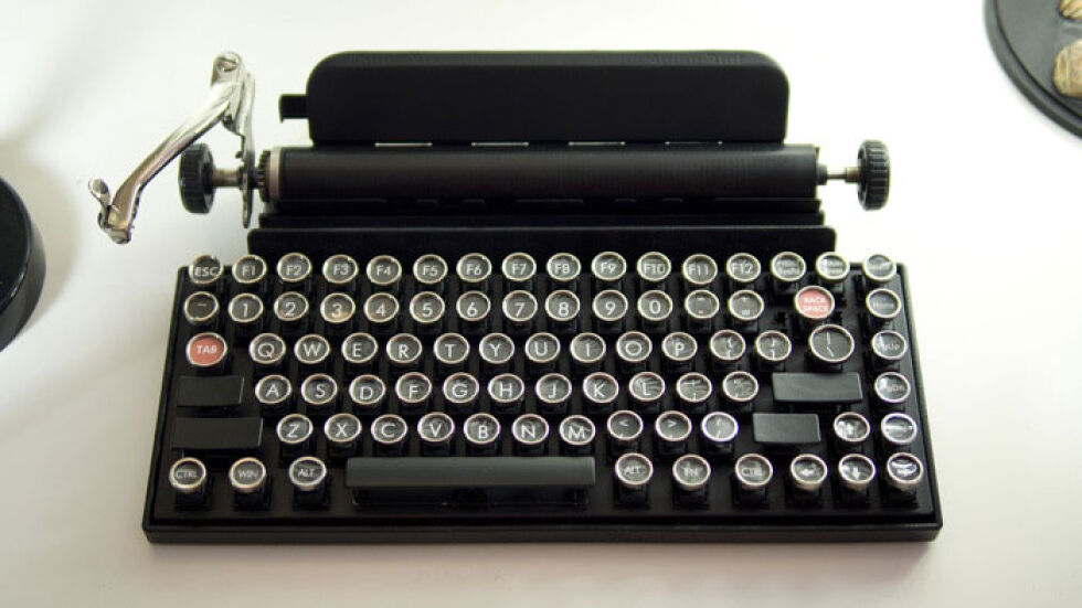 Винтидж клавиатура, пренасяща в епохата на големите писатели