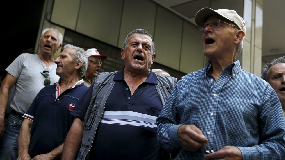 Гърция: Стрес и отчаяние на опашките за пенсии (ВИДЕО И СНИМКИ)