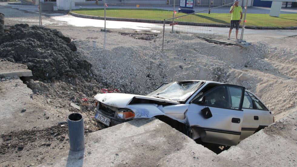 Кола падна в изкоп в Шумен, двама младежи са в болница (СНИМКИ)