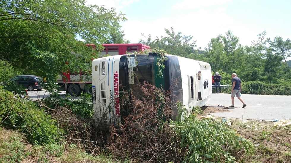 Автобус катастрофира на пътя Карлово – Калофер (СНИМКИ И ВИДЕО)