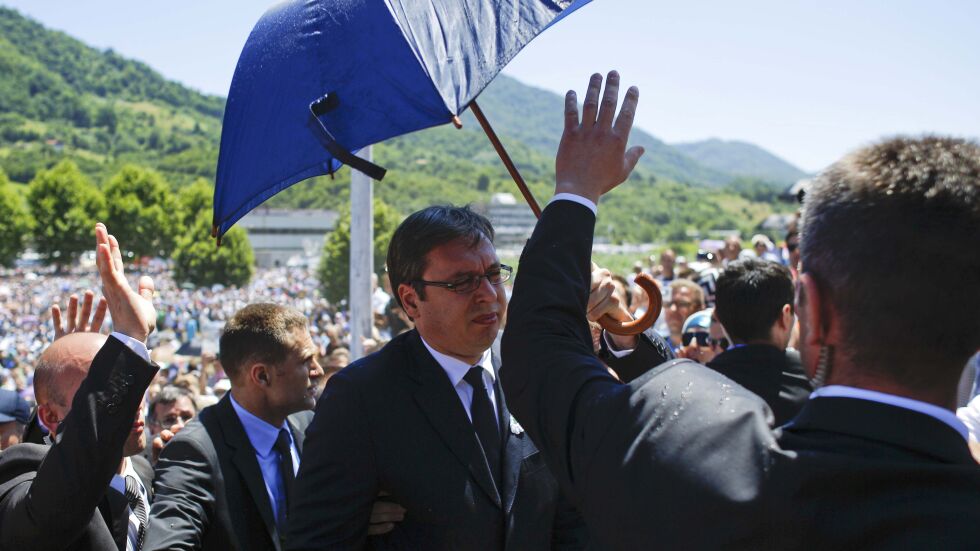 Уцелиха с камък сръбския премиер Вучич в Сребреница