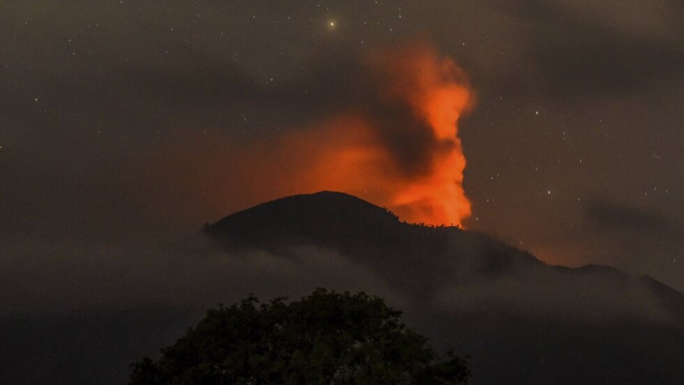 100 души бяха евакуирани заради изригналия вулкан на остров Стромболи