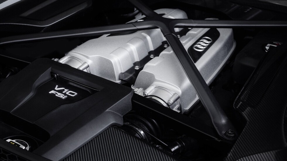 Новото Audi R8 V10 Plus е най-мощният спортен модел на марката, правен някога