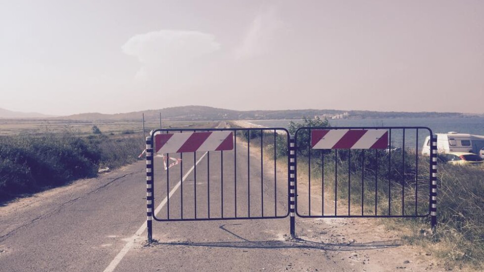 Пътят Созопол-Приморско е затворен от грижа към хората