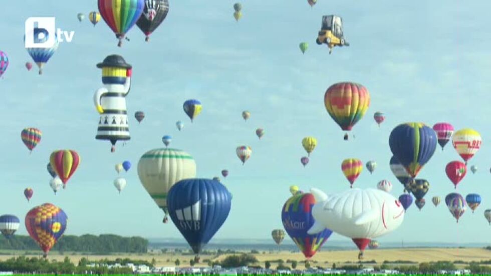 433 балона танцуват в небето на Франция за рекорд (ВИДЕО)