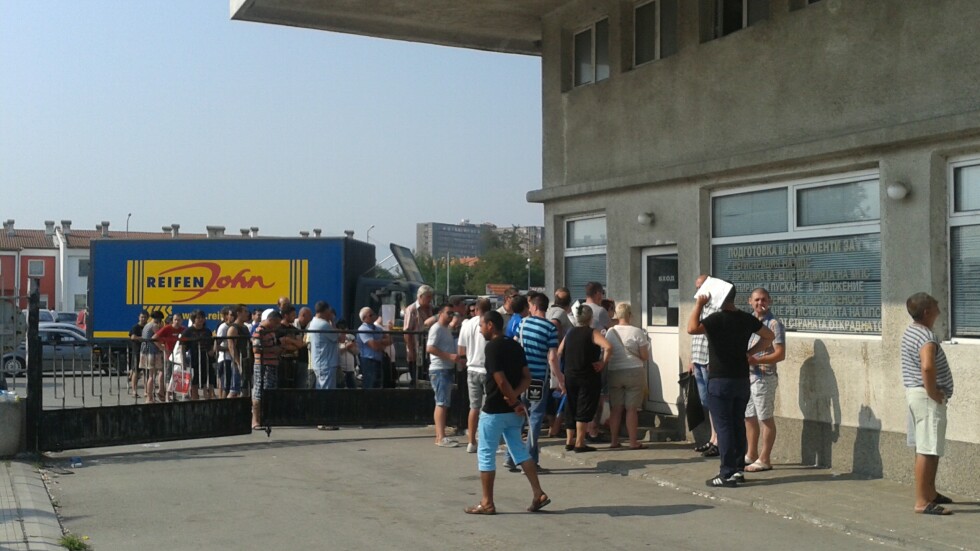 Опашки и нерви в КАТ-Пловдив при 42 градуса жега (СНИМКИ)
