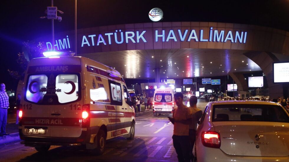 Идентифицираха двама от взривилите се в Истанбул атентатори