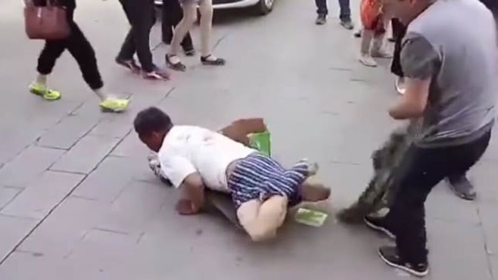 Китайци разобличиха просяк "инвалид" на улицата (ВИДЕО)