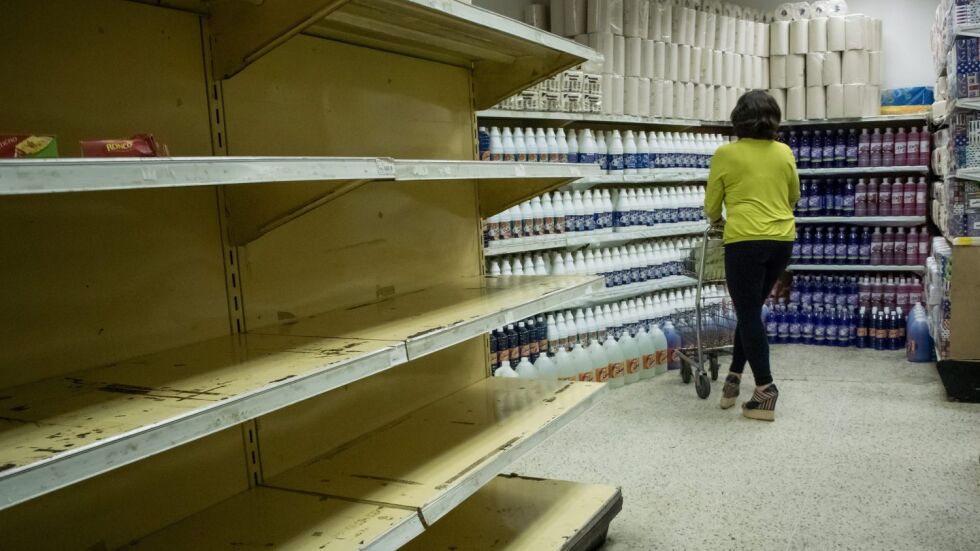 Стотици венецуелки щурмуваха границата с Колумбия, за да си купят храна