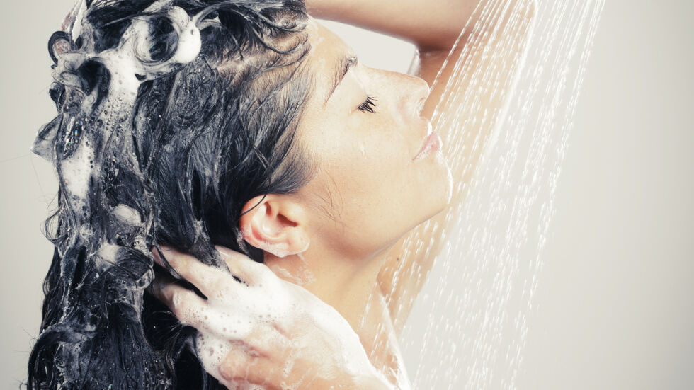 Коя част от тялото си миете първо под душа – издава много за характера ви