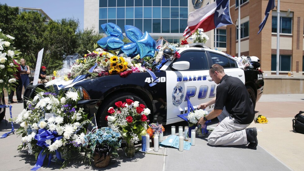 Сълзи и цветя за убитите полицаи в Далас (ГАЛЕРИЯ)