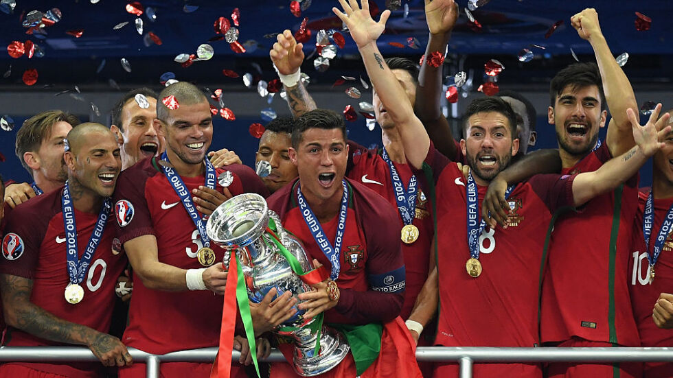 Новите еврошампиони посветиха трофея на португалска легенда (СНИМКА)