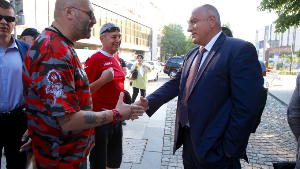 Бойко Борисов беше посрещнат от агитка на ЦСКА (СНИМКИ)
