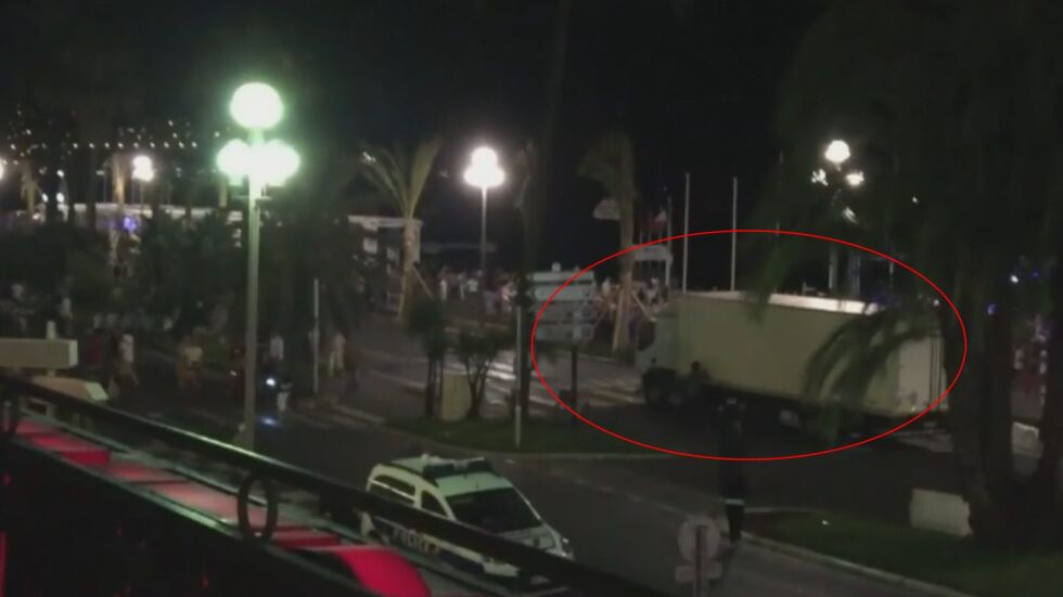 Моментът, в който камионът се врязва в множеството в Ница (ВИДЕО)