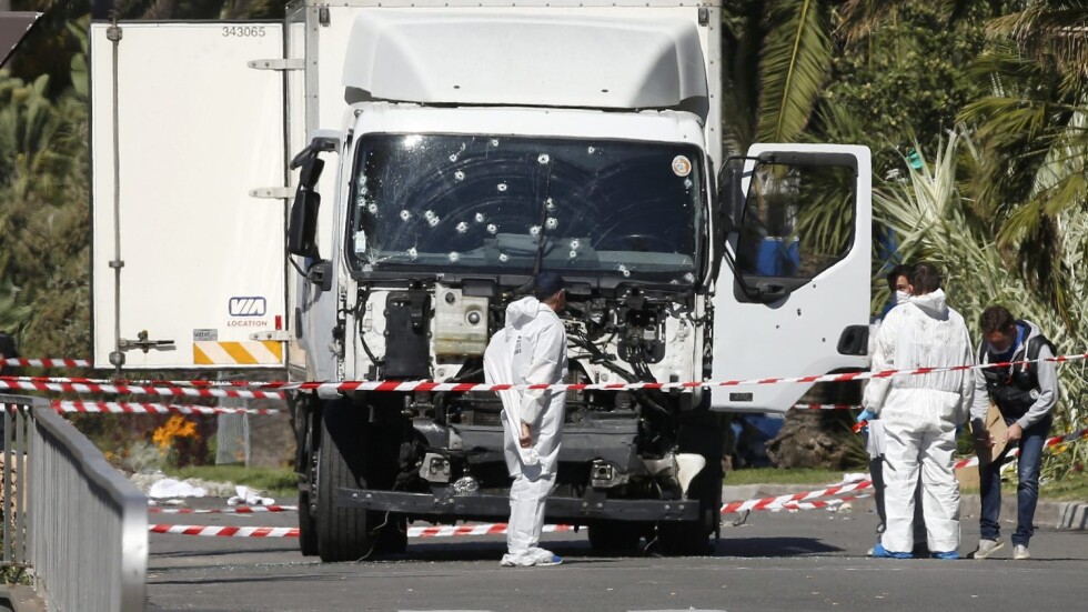 Смел гражданин помогнал на полицията да спре камиона убиец в Ница (ВИДЕО)