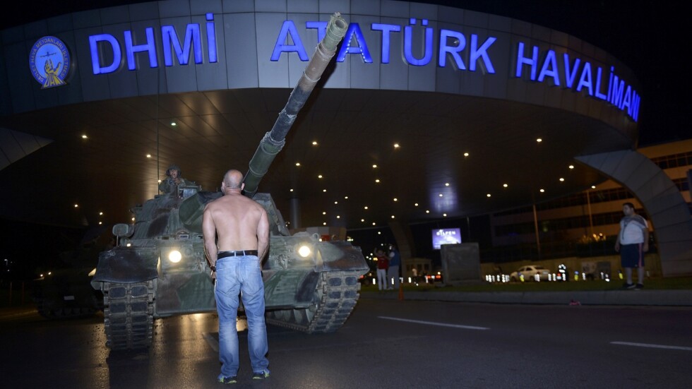 Неизвестен брой българи блокирани на летище „Ататюрк”