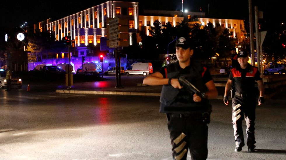 17 полицаи бяха убити в Анкара, армията свали хеликоптер на метежниците 