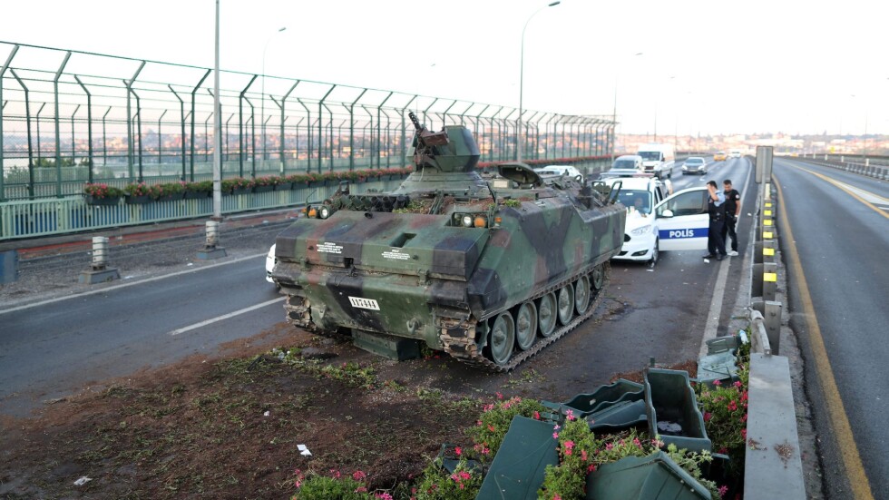 Турските превратаджии: 1,5% от армията, 74 танка и 35 самолета