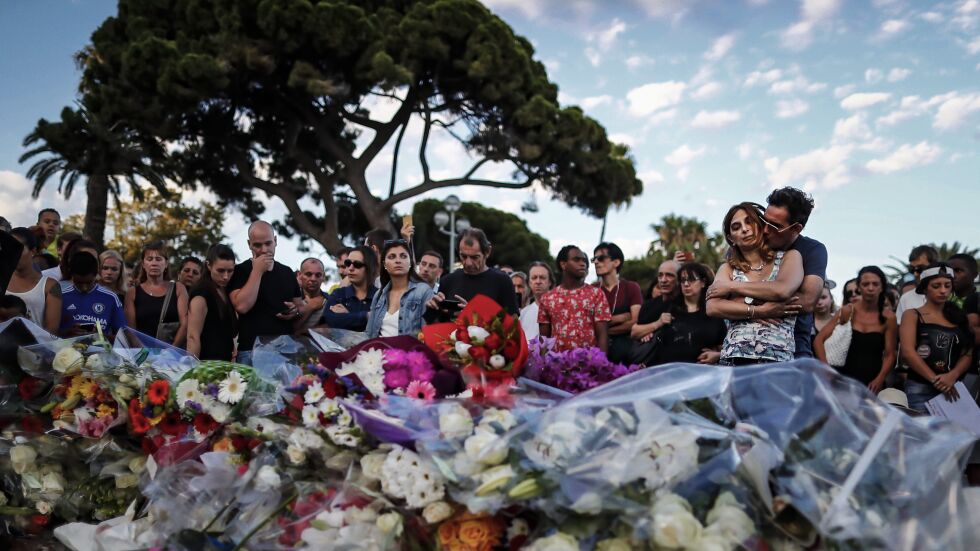 Скръб и неясноти след терора в Ница