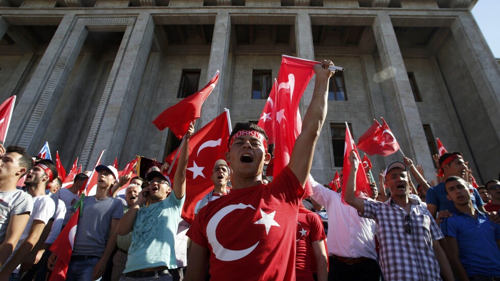Правителствените сили в Турция осуетиха опита за преврат (ОБЗОР)