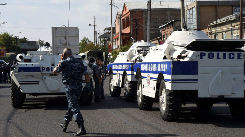 Въоръжени мъже превзеха полицейски участък в Ереван (ВИДЕО)