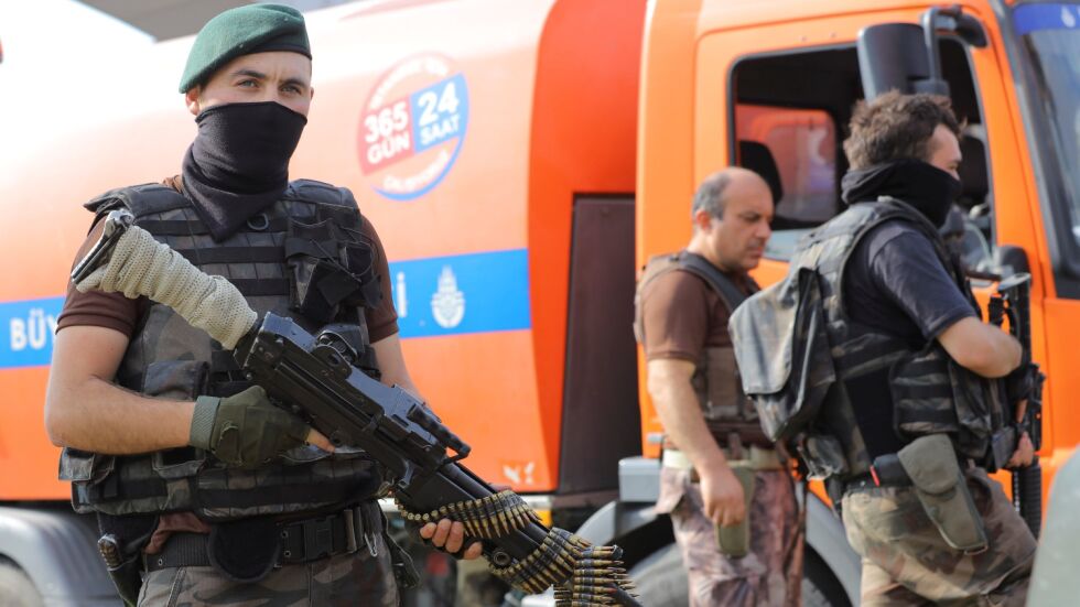 Нападател откри стрелба при довеждането на генерали за разпит в съд Анкара