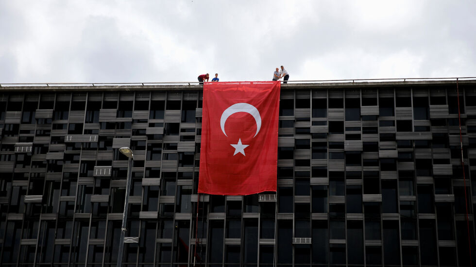Турция затвори над 130 медии 