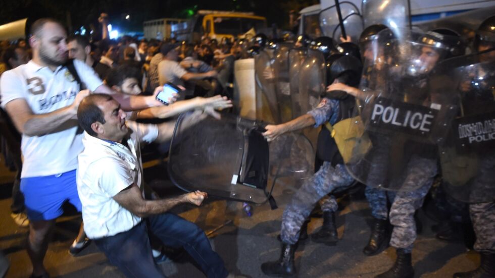 Демонстранти и полиция влязоха в сблъсък край превзетото полицейско поделение в Ереван