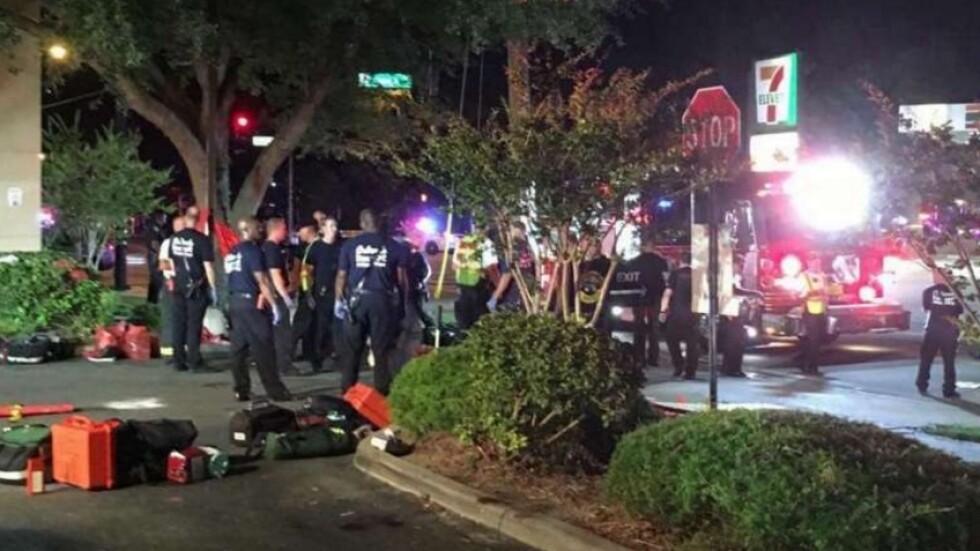 Двама загинали и поне 16 ранени при стрелба пред клуб във Флорида (СНИМКИ и ВИДЕО)