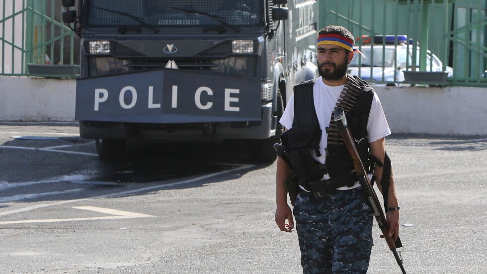 Двама въоръжени окупатори на участъка в Ереван са се предали
