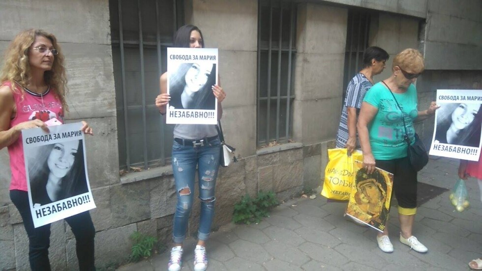 Десетки протестират в подкрепа на момичето, убило насилника си