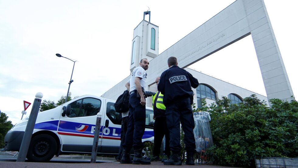 Мъжът, опитал да сгази с кола хора край френска джамия, е шизофреник