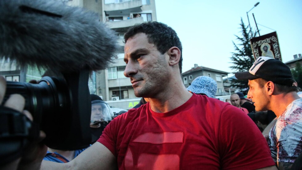 Видео: Как Перата нападна оператор на bTV на протеста в Асеновград