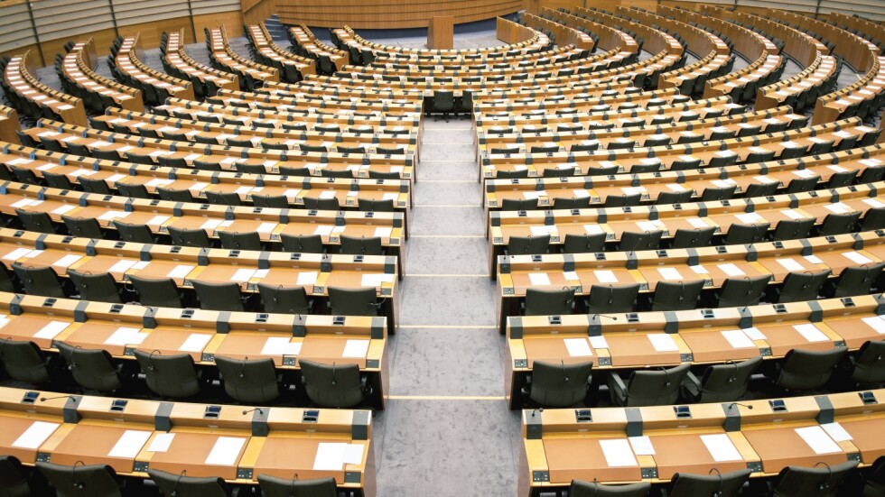Празната пленарна зала – проблем и на Европарламента
